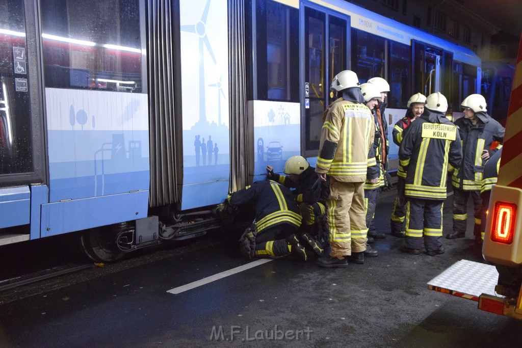 KVB Bahn Bremsen heissgelaufen Koeln Lindenthal Luxemburgerstr Neuenhoeferallee P13.JPG - Miklos Laubert